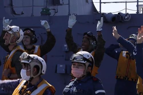 Thủy thủ Nhật vui sướng khi tiêm kích tàng hình F-35B hạ cánh xuống tàu IS Izumo