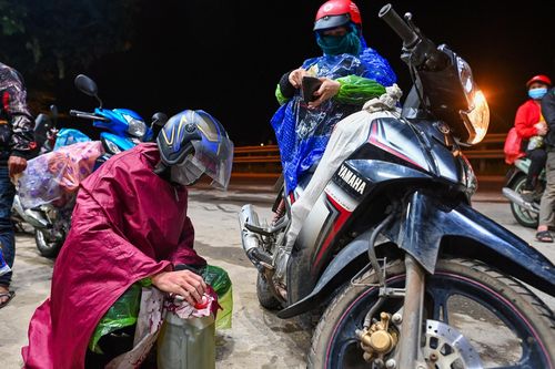 Đoàn người từ Bình Dương về quê đi qua Hà Nội trong đêm
