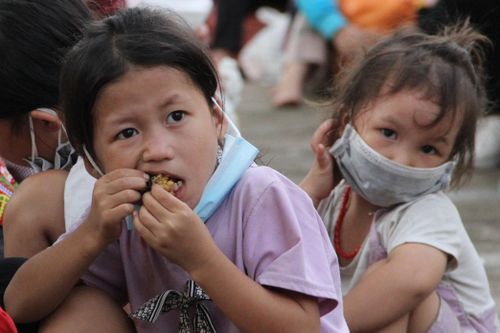 Hàng nghìn người đi bộ về quê được các tỉnh hỗ trợ phương tiện