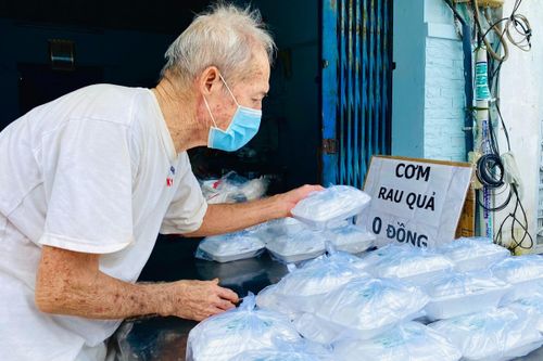 Đôi vợ chồng 70 tuổi hàng ngày nấu cơm chay, tặng người nghèo ở TP.HCM