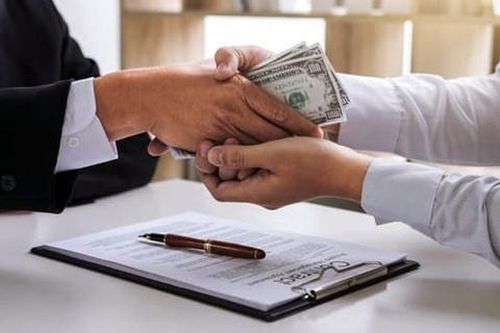 Nhân viên ngân hàng bị truy tố vì lừa chạy án