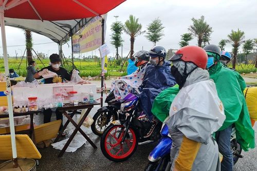 Cộng đồng thiện nguyện Quảng Ngãi tiếp sức cho dòng người hồi hương