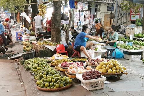 Nới lỏng giãn cách xã hội: Nhiều mối lo từ hàng rong, chợ cóc 'tái xuất'