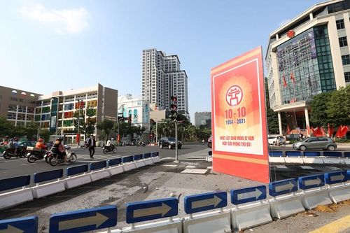 Đường phố 'khoác áo mới' chào mừng Ngày Giải phóng Thủ đô 10/10