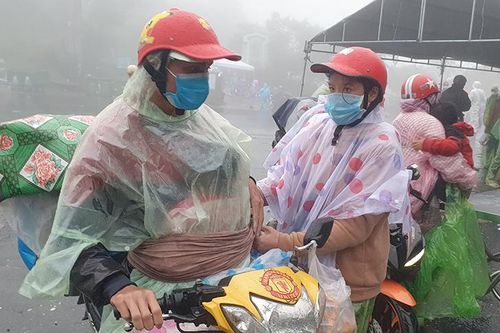Xót xa cảnh đoàn người hồi hương trong đêm mưa gió
