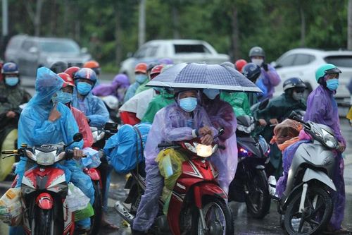 Nghệ An: Hàng ngàn người dắt díu nhau trên xe máy từ các tỉnh phía Nam về quê
