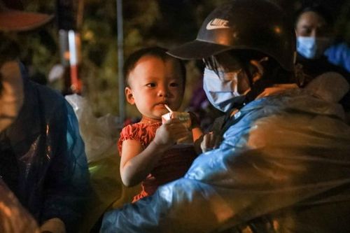 Hình ảnh đêm trắng ở Hà Nội của đoàn người về từ vùng dịch qua Thủ đô
