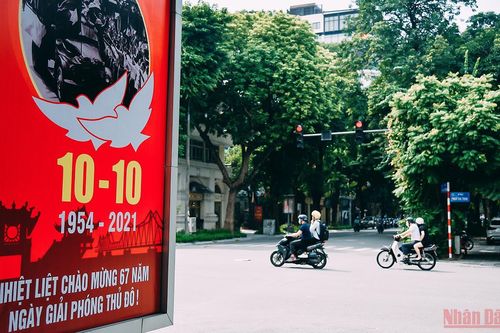 Hà Nội rực sắc đỏ chào mừng Ngày Giải phóng Thủ đô 10/10