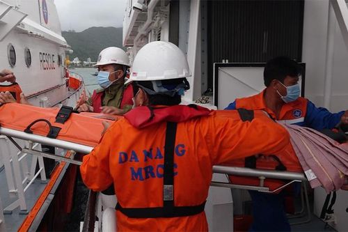 Vượt thời tiết khắc nghiệt cứu kịp thời 3 ngư dân gặp nạn trên biển