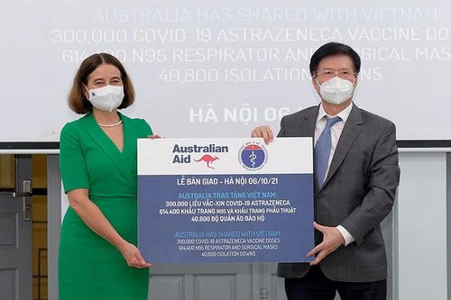 Thêm 300 nghìn liều vaccine Covid-19 và trang thiết bị chống dịch từ Australia