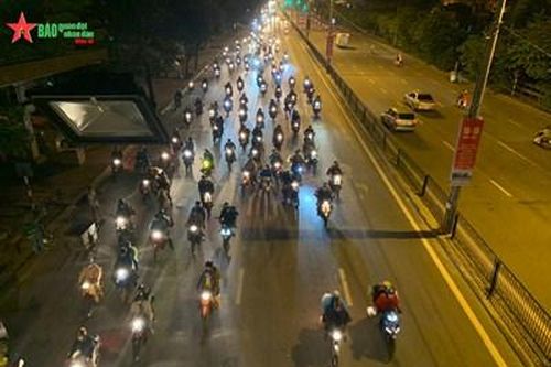 Cảnh sát giao thông Hà Nội hỗ trợ người dân từ vùng dịch về quê đi qua địa bàn Thủ đô