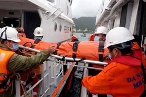Kịp thời cứu 3 thuyền viên gặp nạn trên biển