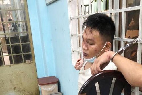 Nam thanh niên nghi ngáo đá cầm dao tấn công cảnh sát khu vực