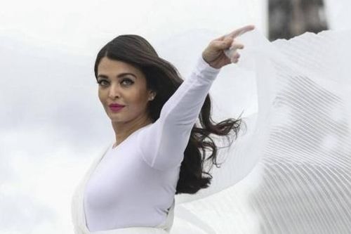 Hoa hậu thế giới đẹp nhất mọi thời đại Aishwarya Rai tỏa sáng tại Tuần lễ thời trang Paris