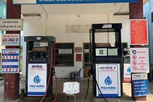 Treo biển 'về ăn cơm', chủ cửa hàng xăng dầu tại Hòa Bình bị phạt 10 triệu đồng