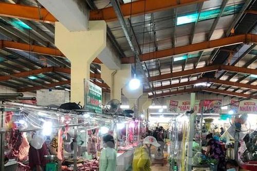 Nhiều chợ ở TPHCM vừa mở lại, thực phẩm giảm giá không ngờ
