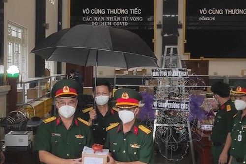 TPHCM bàn giao tro cốt nạn nhân COVID–19 ở miền Trung cho Quân khu 5