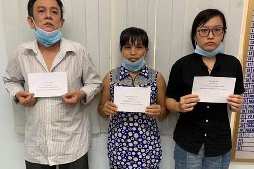 Tấn công nhân viên y tế, cặp vợ chồng và con gái bị khởi tố