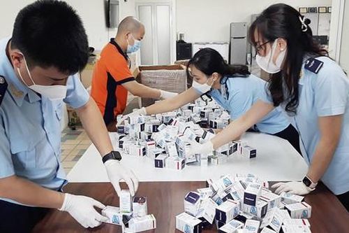 Thu lượng lớn thuốc điều trị COVID-19 nhập lậu qua đường hàng không