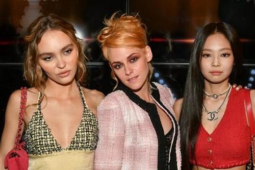 Jennie (BlackPink) 'đọ sắc' với con gái Johnny Depp và Kristen Stewart