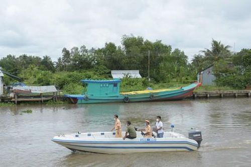 Va chạm với sà lan chở đá trên sông, 2 người chết, 1 người mất tích