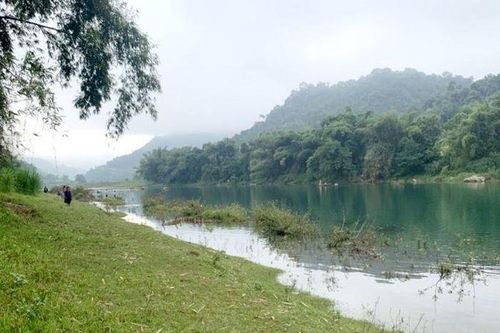 Lật thuyền chở học sinh trên sông Gâm, 1 em tử vong, 3 em mất tích