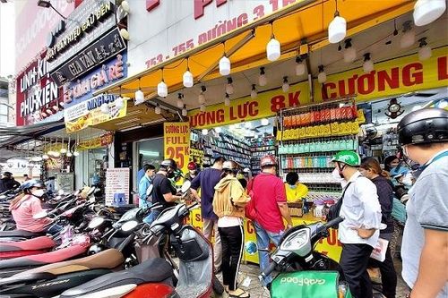 Xếp hàng cả tiếng, chờ nhau để được làm đẹp điện thoại