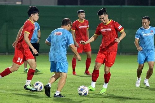 Tuyển VN 'vui lạ', Thành Chung giấu bài đối phó cầu thủ nhập tịch TQ
