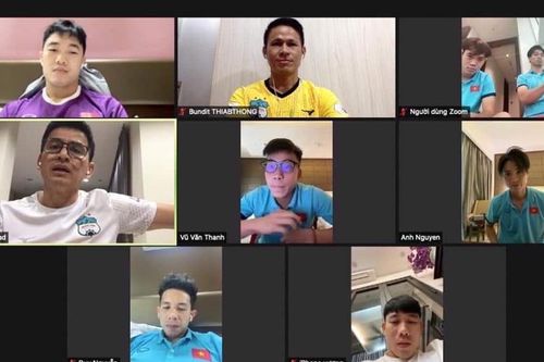 HLV Kiatisuk tiếp lửa 'gà nhà' và tuyển Việt Nam