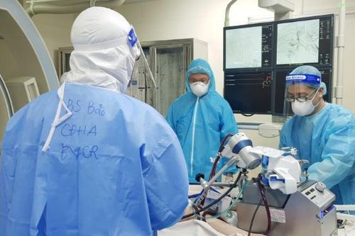 Cấp cứu bệnh nhân Covid-19 nặng bị ho ra máu từng thở máy, đặt ECMO