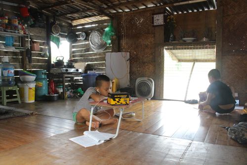 Chiếc điện thoại nối dài nhịp học tập ở xóm phao sông Hồng