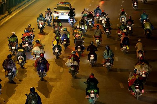 Công an Hà Nội tổ chức đón, dẫn đường cho người dân đi xe máy từ phía Nam về quê
