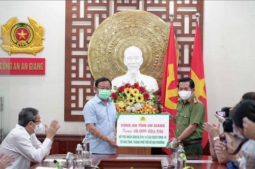 Công an An Giang hỗ trợ người dân gặp khó khăn
