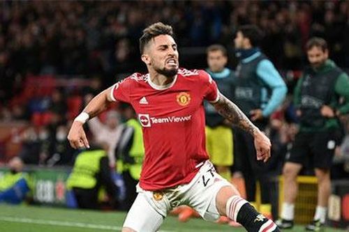 Alex Telles đổi tóc, đổi cả vận