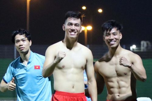 Văn Thanh và Tiến Linh đọ boby cực phẩm gây sốt trước trận gặp Trung Quốc, chị em 'chảy nước miếng'