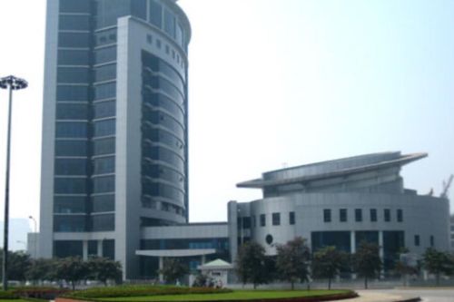 Người phụ nữ rơi từ tầng cao tòa nhà Cung Trí Thức xuống đất tử vong