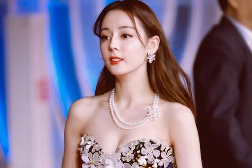Địch Lệ Nhiệt Ba mặc váy xuyên thấu khoe thân hình nóng bỏng, Triệu Lộ Tư thần thái bất chấp cam thường