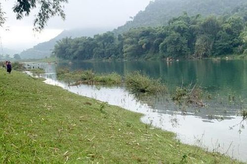 Lật thuyền trên sông Gâm, 4 học sinh mất tích