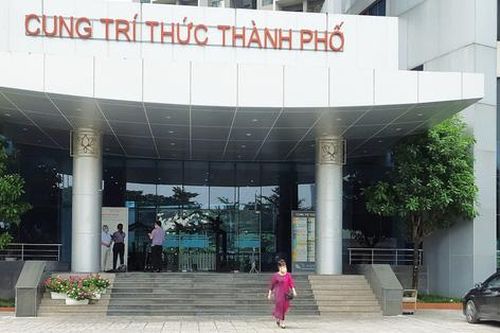 Nhân chứng kể lại vụ nữ lãnh đạo Cung Trí thức rơi từ tầng 13 xuống dưới tử vong