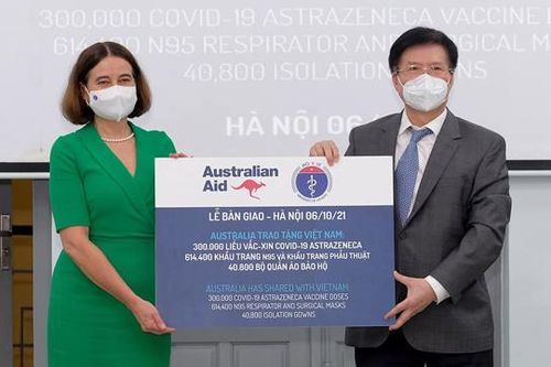 Tiếp nhận thêm 300.000 liều vaccine Covid-19 và trang thiết bị chống dịch từ Australia