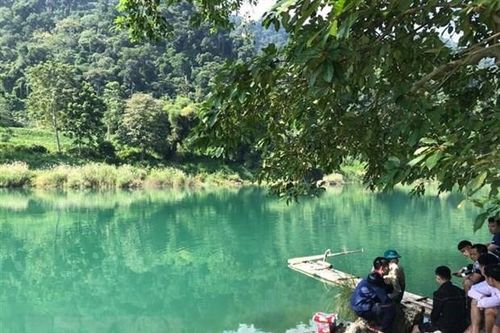 Hà Giang: Lật thuyền chở học sinh trên sông Gâm, 4 em mất tích