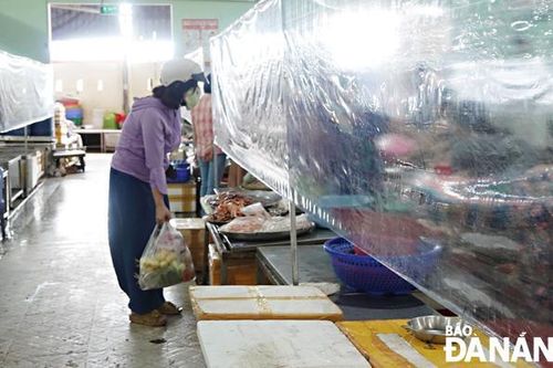 Chợ truyền thống vắng vẻ dù đã hoạt động lại
