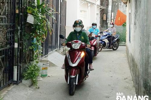 Tuổi cao nhưng vẫn tiên phong chống dịch