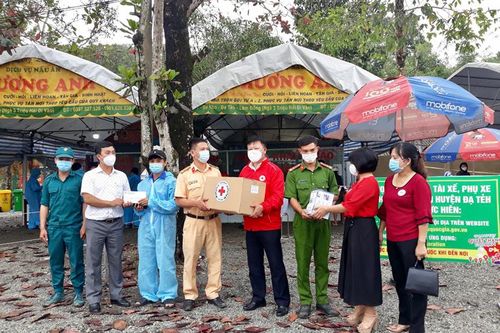 Hội Chữ thập đỏ tỉnh thăm, tặng quà và phương tiện phòng dịch Covid-19 cho 2 chốt tại Đạ Tẻh