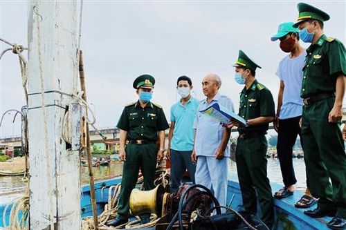 Những ánh sao trên biển. Bài 2: Những 'cột mốc sống' giữa trùng khơi