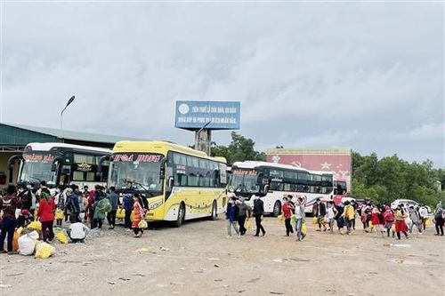 Trung chuyển bằng xe khách giúp gần 1.360 người lao động về quê đi qua địa bàn tỉnh