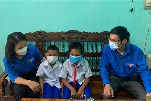 Chủ tịch UBND tỉnh Võ Văn Hưng ký quyết định tặng bằng khen cho 2 học sinh cứu bạn bị đuối nước