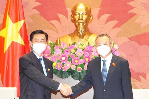 Phó Chủ nhiệm Ủy ban Đối ngoại tiếp Đại biện lâm thời Đại sứ quán CHDCND Triều Tiên