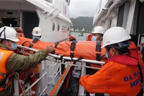 Chạy đua với áp thấp nhiệt đới, thuyền viên bị tai nạn trên tàu cá sắp chìm