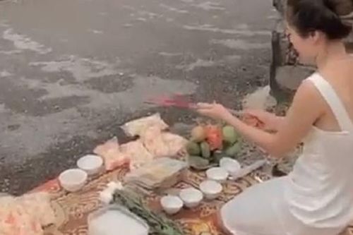 Đòi nợ không được, mang vàng hương đến nhà 'con nợ' cúng bái